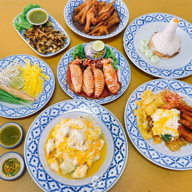 ครัวคุณย่าต้นตำรับผัดไทยหมูทอดบรรทัดทอง 
