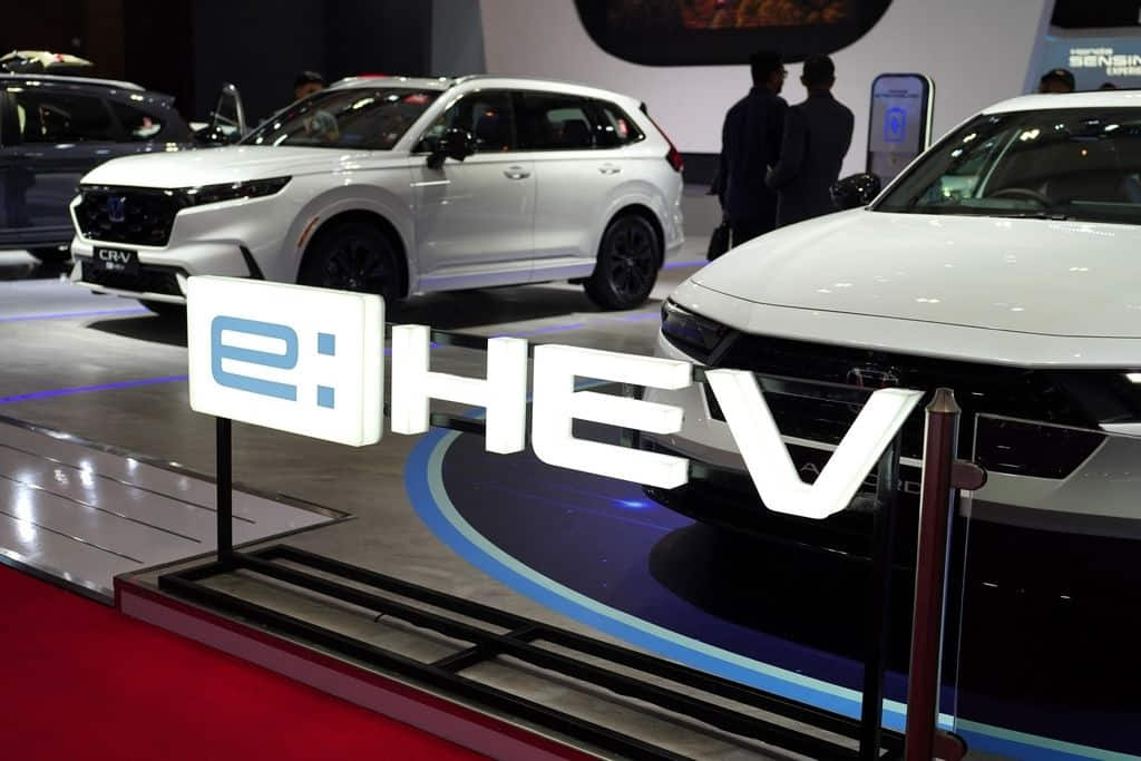 รถไฟฟ้า HEV ใช้พลังงานผสมผสานระหว่างเครื่องยนต์ทั่วไปที่ใช้เชื้อเพลิง