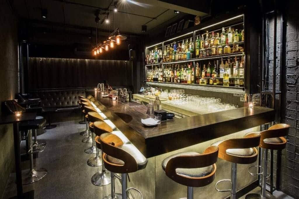 ร้านเหล้าทองหล่อ Find The Locker Room