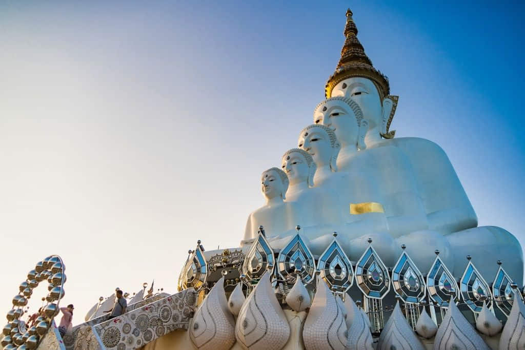พระพุทธรูปห้าองค์ซ้อนลดหลั่นที่ผาซ่อนแก้ว ที่เที่ยวเพชรบูรณ์ยอดนิยม