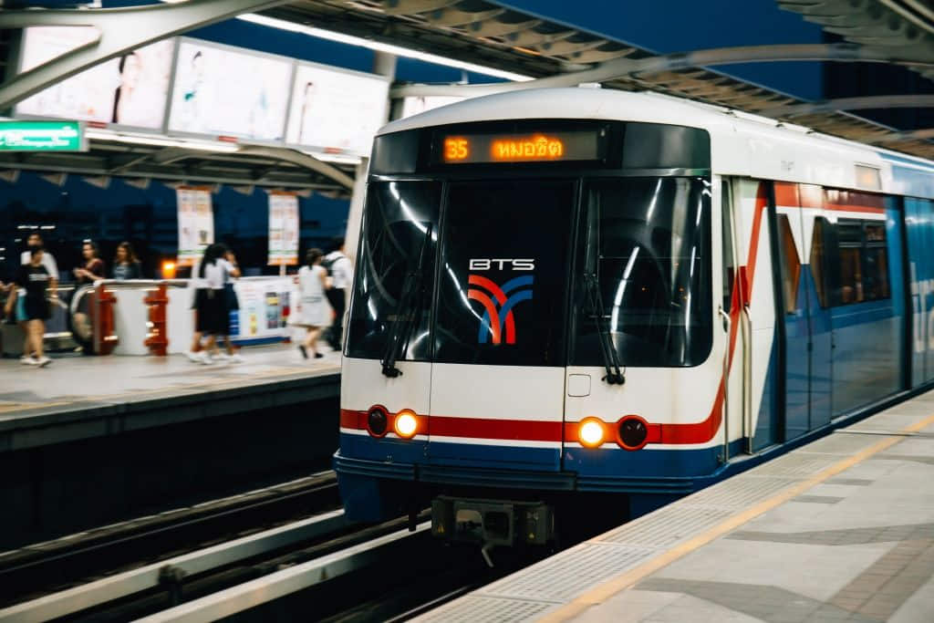 นั่งรถไฟฟ้ากลับบ้าน ทางเลือกประหยัดและปลอดภัยสำหรับคนดื่มย่านเมือง