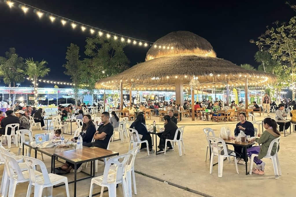 บรรยากาศตลาดนัดยามค่ำที่สะเดียง มาเก็ต กลางเมืองเพชรบูรณ์