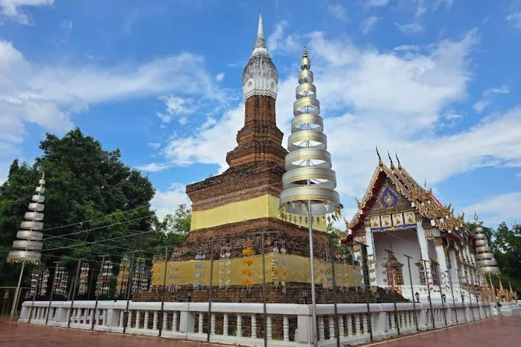 เจดีย์ทรงพุ่มข้าวบิณฑ์ที่วัดมหาธาตุ กลางเมืองเพชรบูรณ์