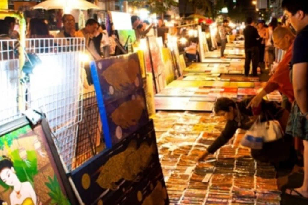 แผงงานหัตถกรรมบนถนนคนเดินเชียงราย เที่ยวเชียงรายสายของฝาก