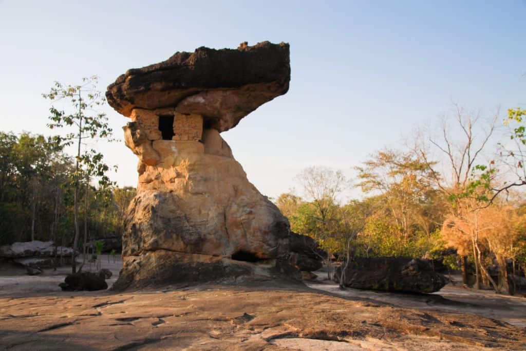 หอนางอุสาและเพิงหินในอุทยานประวัติศาสตร์ภูพระบาท จังหวัดอุดรธานี