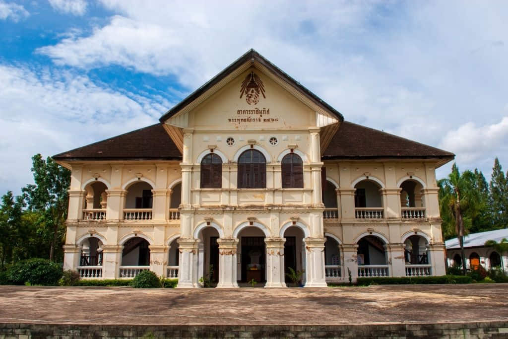 อาคารราชินูทิศสีเหลืองมัสตาร์ดที่พิพิธภัณฑ์เมืองอุดรธานี