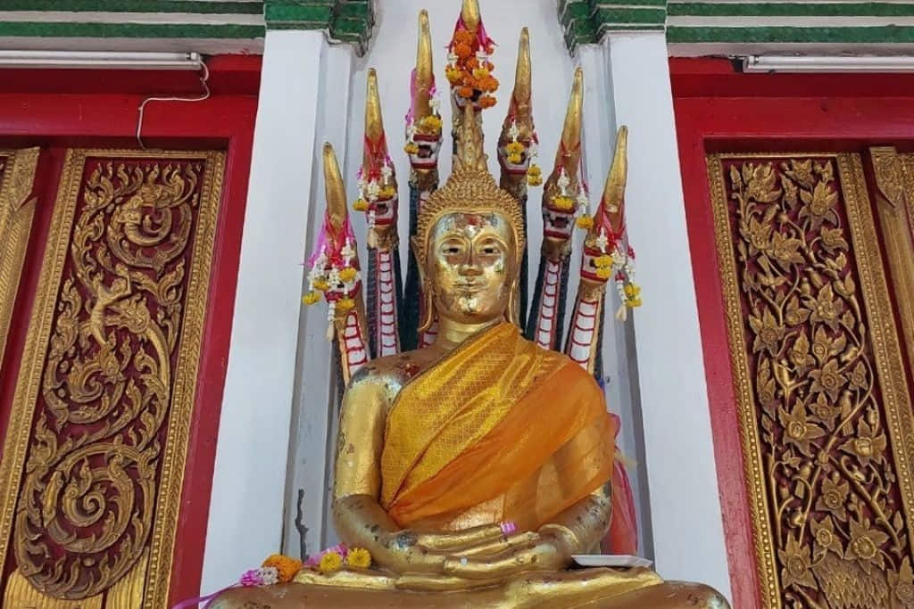 หลวงพ่อนาคพระพุทธรูปหินขาวที่วัดมัชฌิมาวาส กลางเมืองอุดรธานี