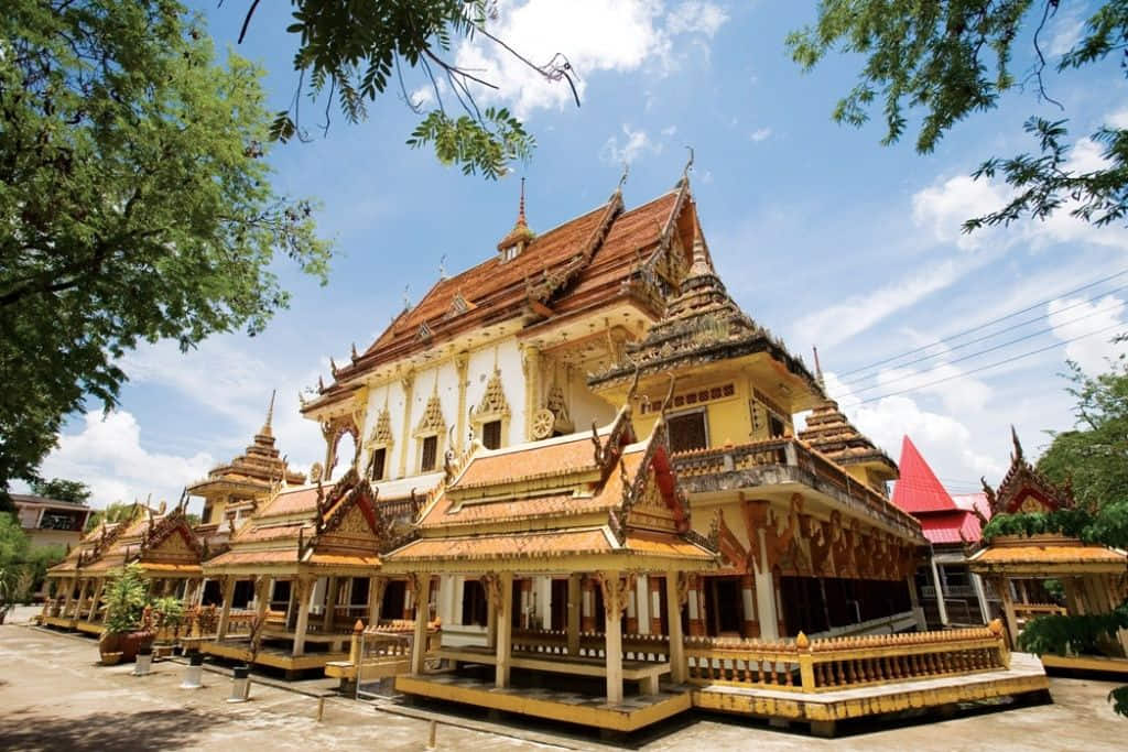 เจดีย์และเรือนไม้ในวัดทิพยรัฐนิมิตร วัดป่ากลางเมืองอุดรธานี