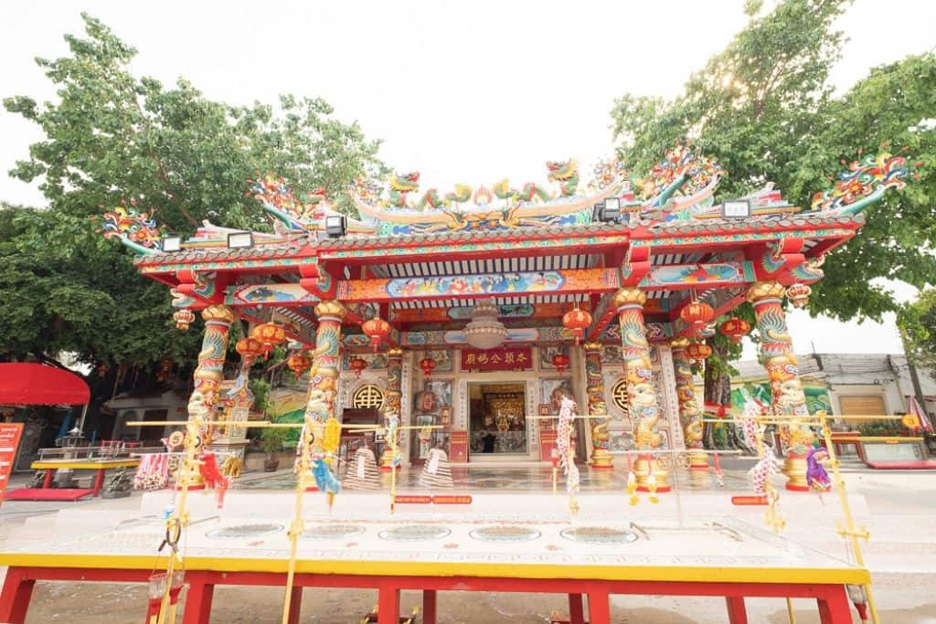 มังกรทองและอาคารจีนที่ศาลเจ้าปู่ย่าอุดรธานี ริมหนองบัว