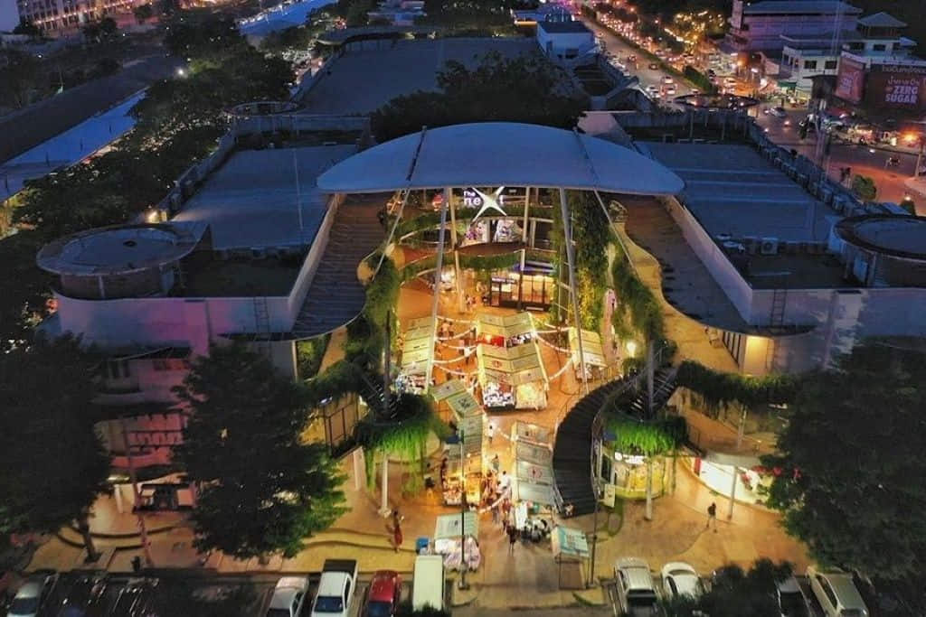 ลานกิจกรรมและร้านอาหารที่ UD Town หน้าสถานีรถไฟอุดรธานี