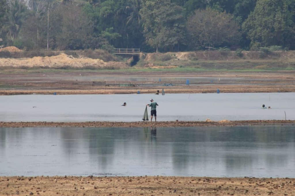 ทางเดินริมน้ำที่อ่างเก็บน้ำหนองสำโรง ชานเมืองอุดรธานี