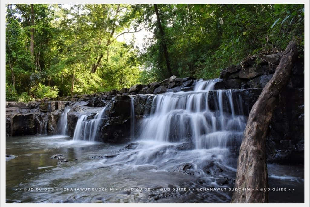 ลานหินและสายน้ำที่น้ำตกธารงาม อำเภอหนองแสง อุดรธานี