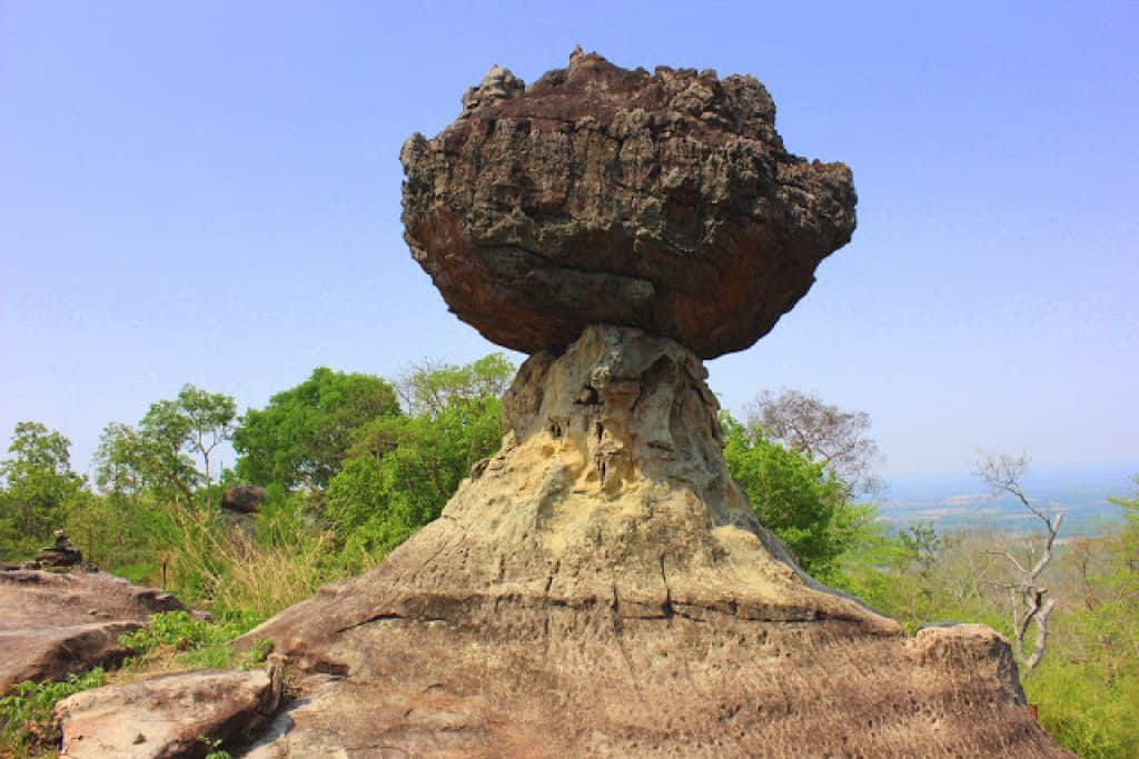 ลานหินและวิวผืนป่าบนภูหินจอมธาตุ อำเภอหนองแสง อุดรธานี