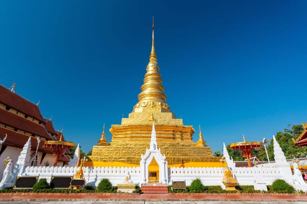 องค์พระธาตุแช่แห้งหุ้มทองจังโก วัดสำคัญของจังหวัดน่าน