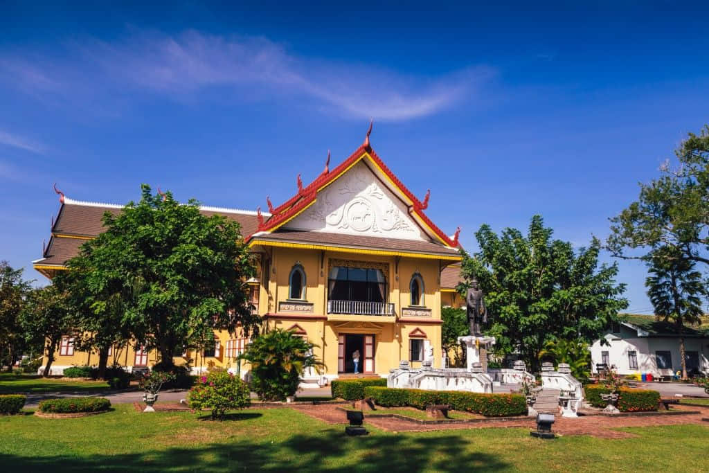 อุโมงค์ต้นลีลาวดีหน้าพิพิธภัณฑสถานแห่งชาติน่าน จุดถ่ายรูปกลางเมือง