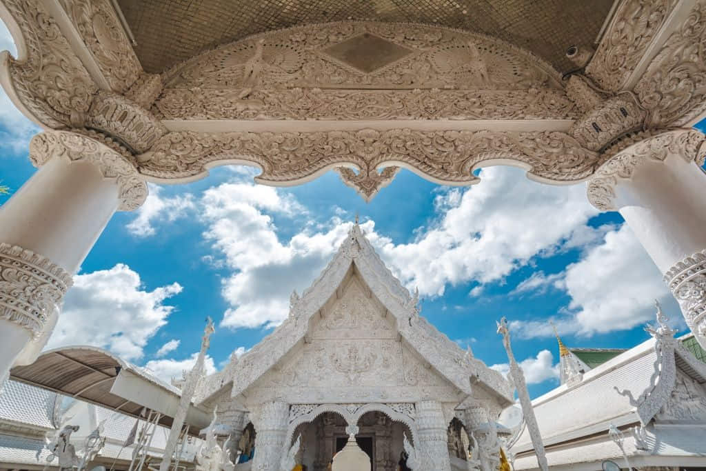 พระอุโบสถลายปูนปั้นสีขาววัดมิ่งเมือง ที่ตั้งเสาหลักเมืองน่าน