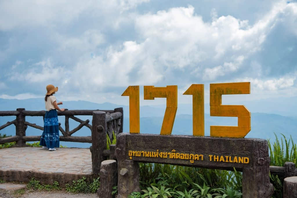 ถนนลอยฟ้าโค้งบนสันเขาที่จุดชมวิว 1715 จังหวัดน่าน