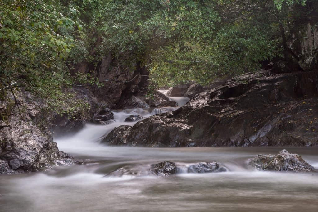 ลานหินและแอ่งน้ำใสที่น้ำตกศิลาเพชร อำเภอปัว จังหวัดน่าน