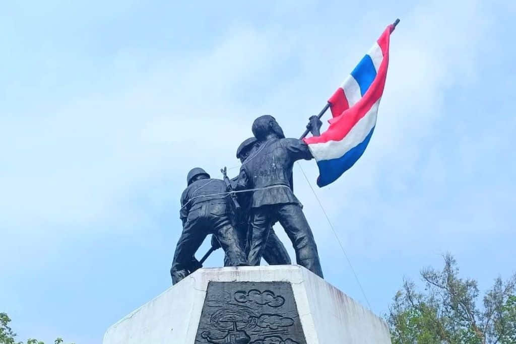 แผ่นจารึกและยุทโธปกรณ์ที่อนุสรณ์สถานยุทธภูมิทุ่งช้าง จังหวัดน่าน