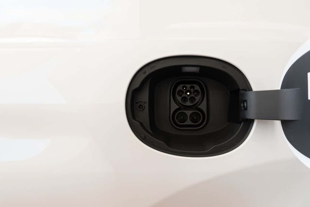 CCS (Combined Charging System) รวมช่องชาร์จ 2 แบบไว้ในหัวเดียวกัน