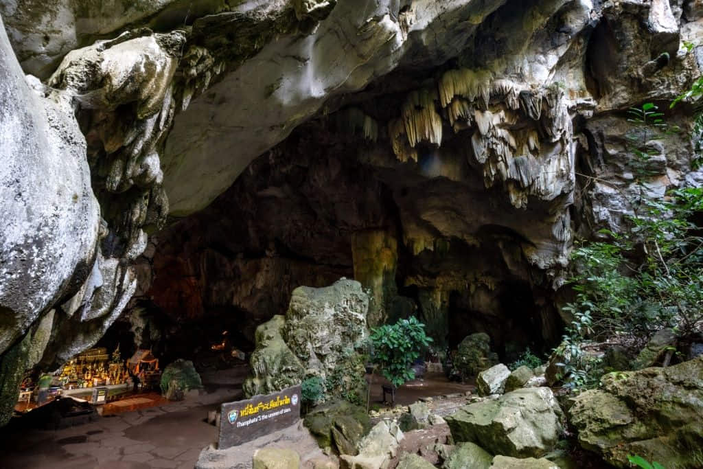 โถงหินงอกหินย้อยในถ้ำผาไท ที่เที่ยวลำปางสายถ้ำ