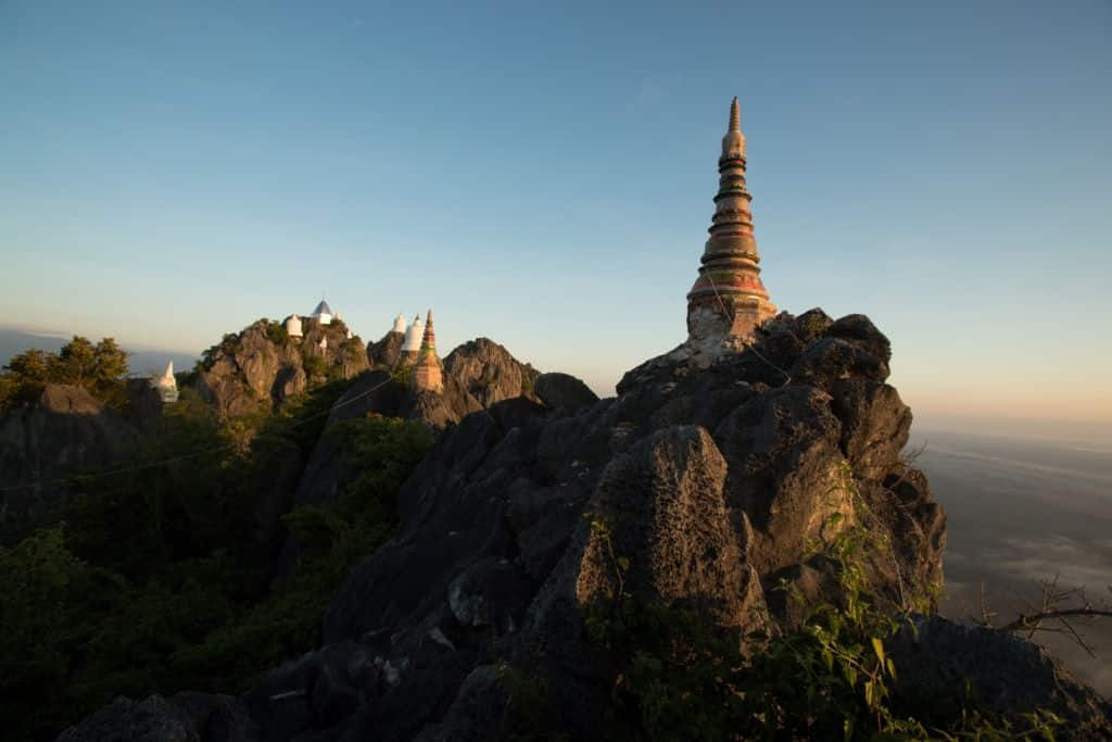 วิวเมืองลำปางจากจุดชมวิวดอยพระบาท เที่ยวลำปางชมเมืองยามเย็น