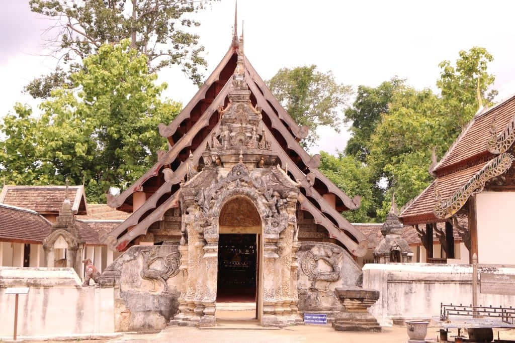 ซุ้มประตูโขงและวิหารไม้ล้านนาที่วัดไหล่หินหลวง อำเภอเกาะคา