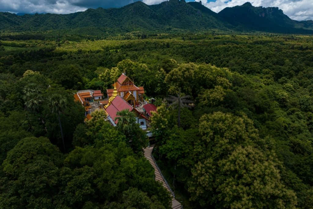เงาพระธาตุกลับหัวในมณฑปวัดอักโขชัยคีรี อำเภอแจ้ห่ม