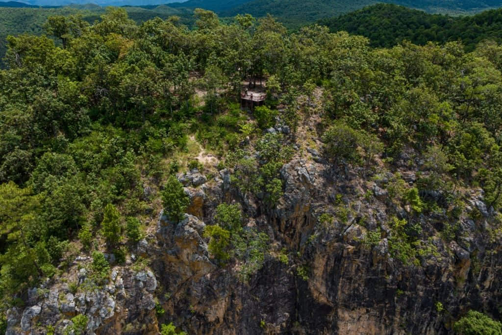 ลานกางเต็นท์ริมลำธารในอุทยานแห่งชาติแม่วะ อำเภอเถิน จังหวัดลำปาง