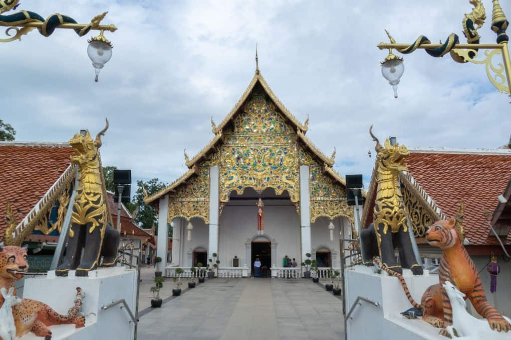 พระเจ้าตนหลวงในวิหารวัดศรีโคมคำ ริมกว๊านพะเยา