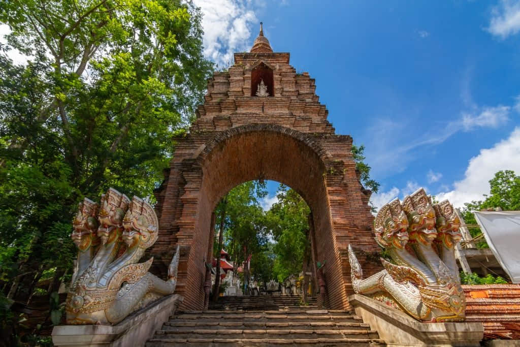วิวกว๊านพะเยาจากลานวัดอนาลโยทิพยาราม บนดอยบุษราคัม
