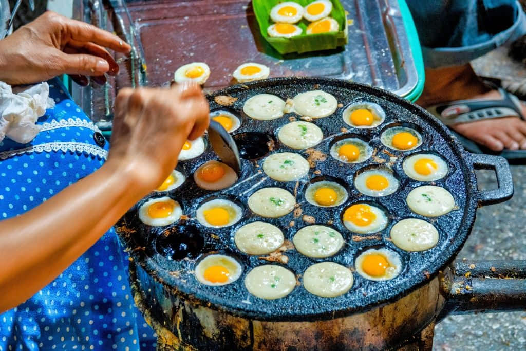 แผงอาหารพื้นเมืองบนถนนคนเดินริมกว๊านพะเยา