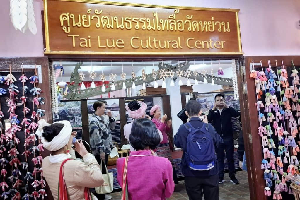 ผ้าทอลายไทลื้อที่ศูนย์วัฒนธรรมไทลื้อ วัดหย่วน อำเภอเชียงคำ