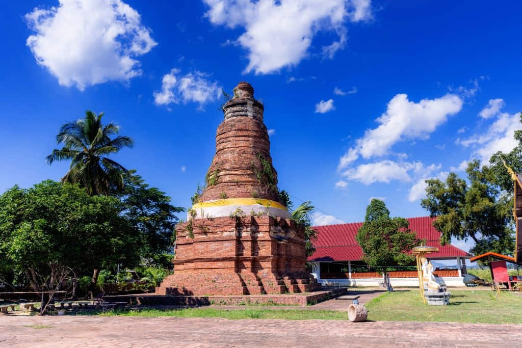 ซากเจดีย์และแนวกำแพงดินที่โบราณสถานเวียงลอ อำเภอจุน