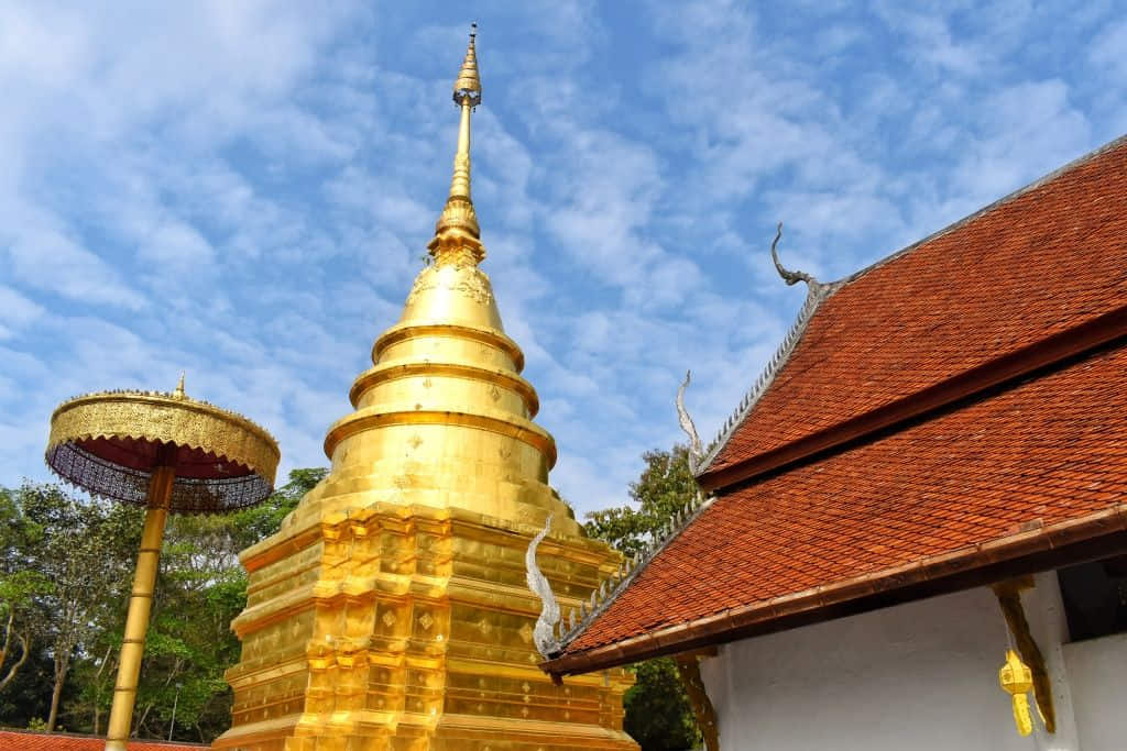 องค์พระธาตุจอมทองและวิวกว๊านพะเยาจากดอยจอมทอง