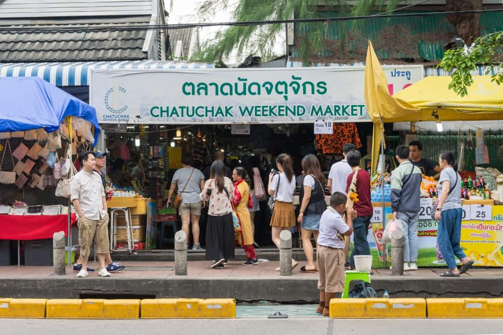 แผงสินค้าในตลาดนัดจตุจักร ที่เที่ยวกรุงเทพสายช้อปปิ้ง