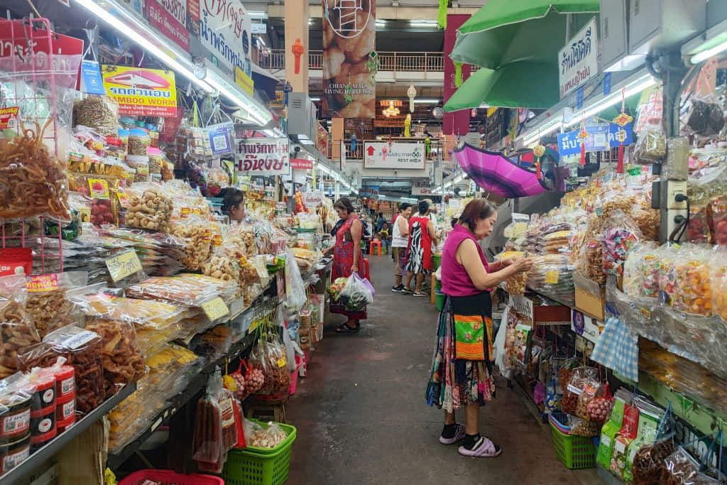 แผงของฝากในตลาดวโรรส เชียงใหม่ที่เที่ยวสายของกินและของฝาก