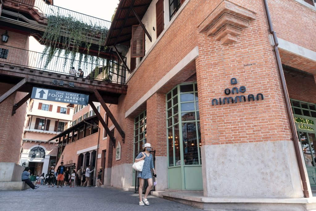 ลานกลาง One Nimman ที่เที่ยวเชียงใหม่ย่านคาเฟ่