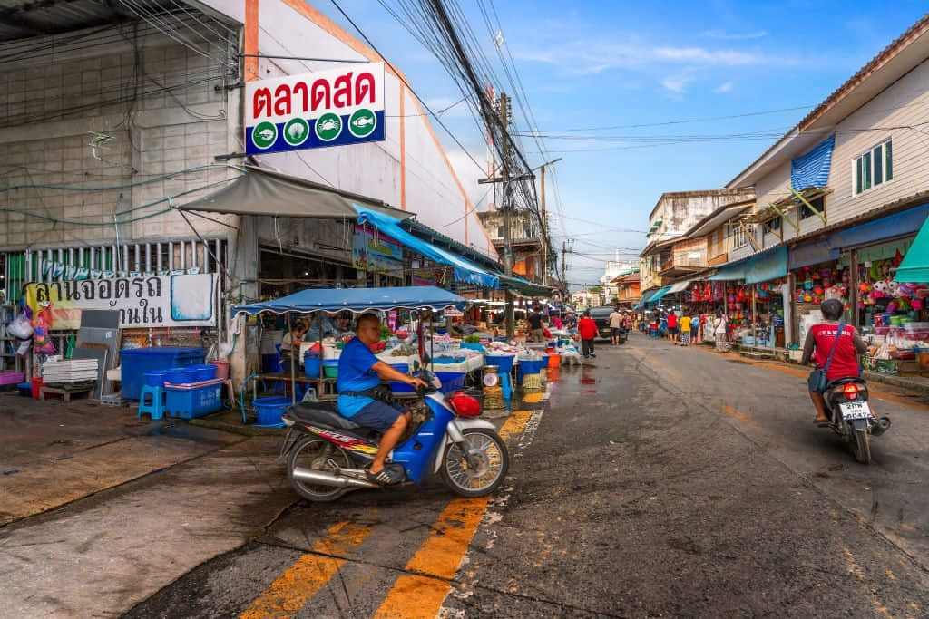 แผงของฝากตลาดบ้านเพ ที่เที่ยวระยองใกล้ท่าเรือเกาะเสม็ด
