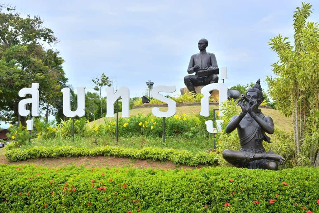 รูปปั้นตัวละครพระอภัยมณีที่อนุสาวรีย์สุนทรภู่ เที่ยวระยองเชิงวรรณกรรม