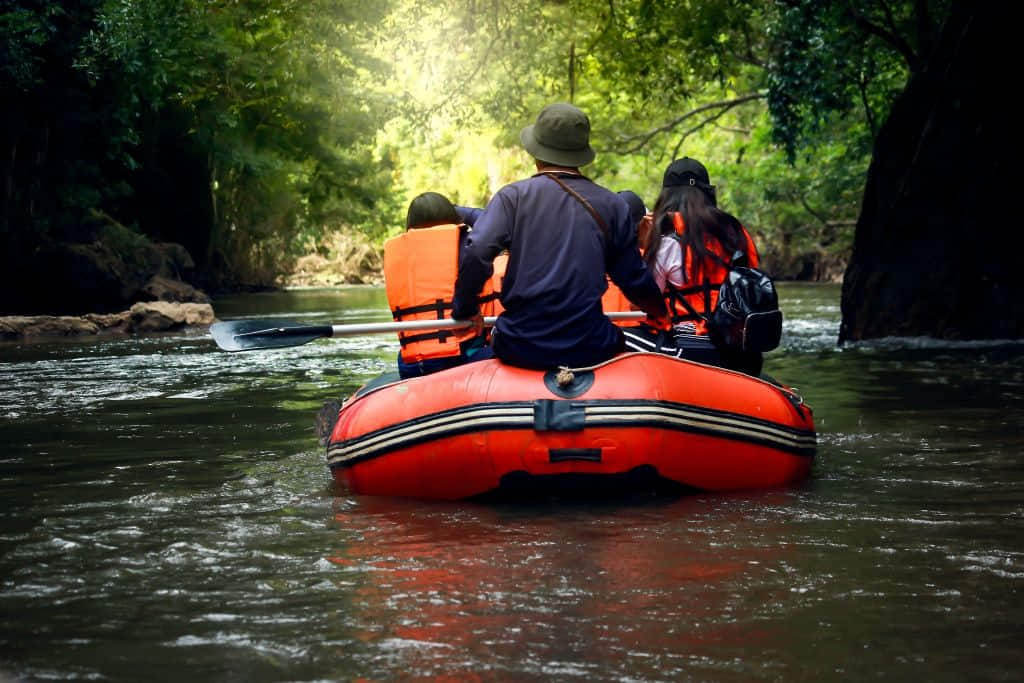 การล่องเรือยางบนลำน้ำแม่กลองสู่น้ำตกทีลอซู อำเภออุ้มผาง