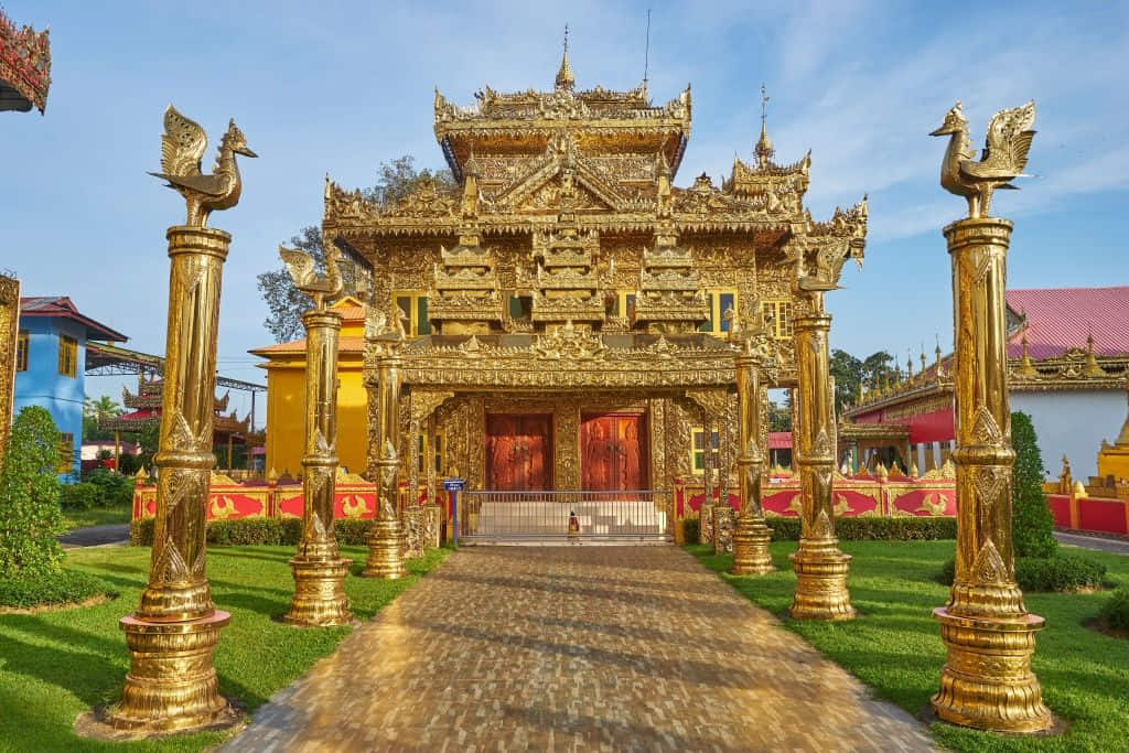 หลังคาซ้อนชั้นศิลปะไทใหญ่ที่วัดไทยวัฒนาราม อำเภอแม่สอด
