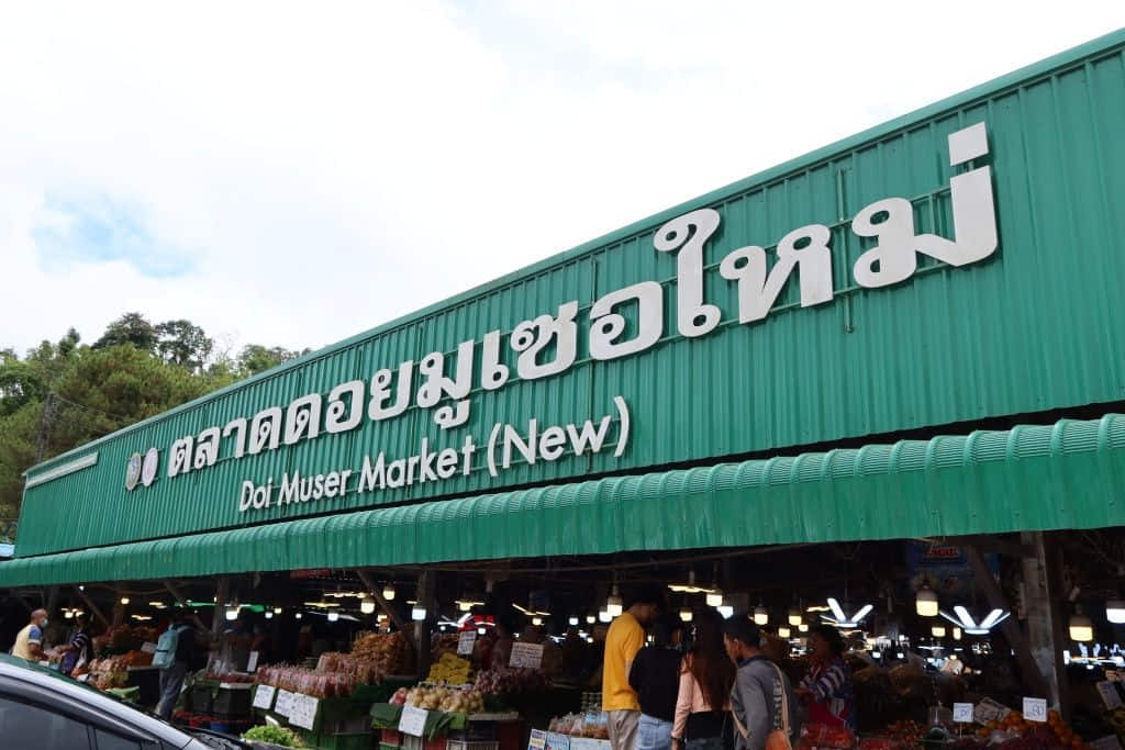 แผงผักและผลไม้เมืองหนาวที่ตลาดดอยมูเซอ ริมทางหลวงตากถึงแม่สอด