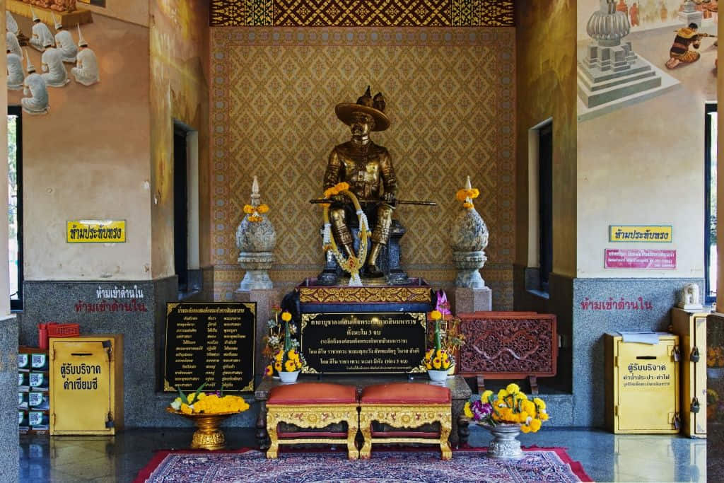 พระบรมรูปในท่าประทับนั่งที่ศาลสมเด็จพระเจ้าตากสินมหาราช