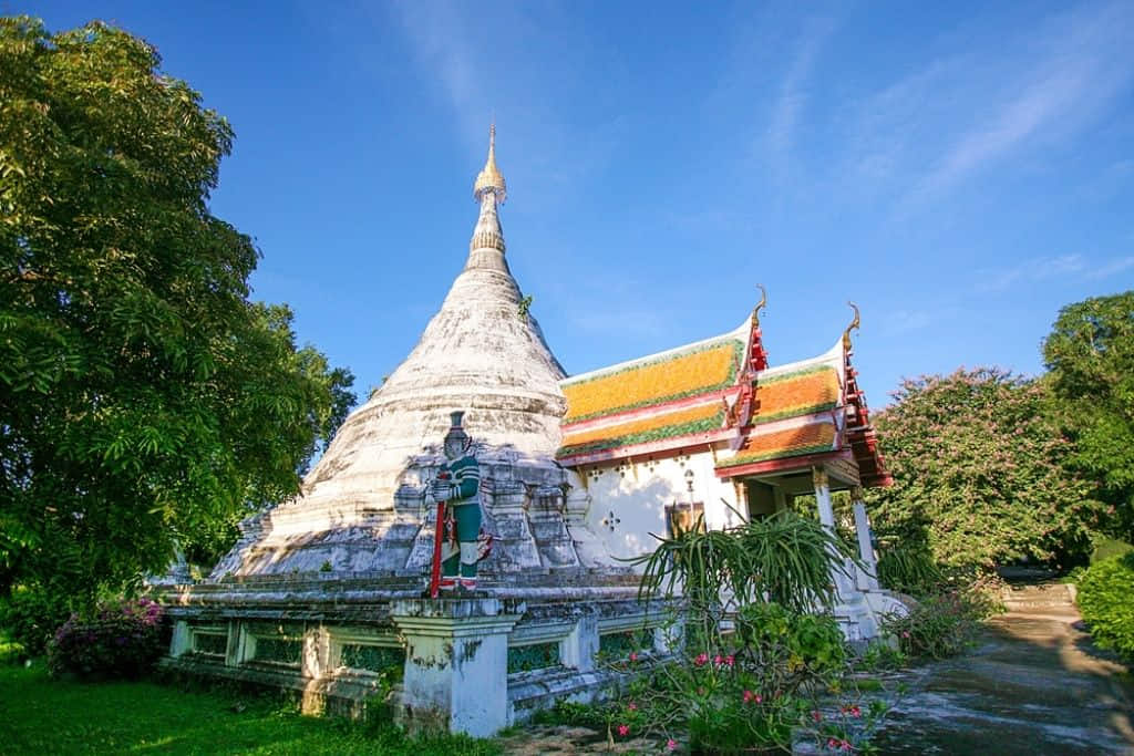 เจดีย์ทรงมอญและวิหารไทยที่วัดโบสถ์มณีศรีบุญเรือง อำเภอเมืองตาก