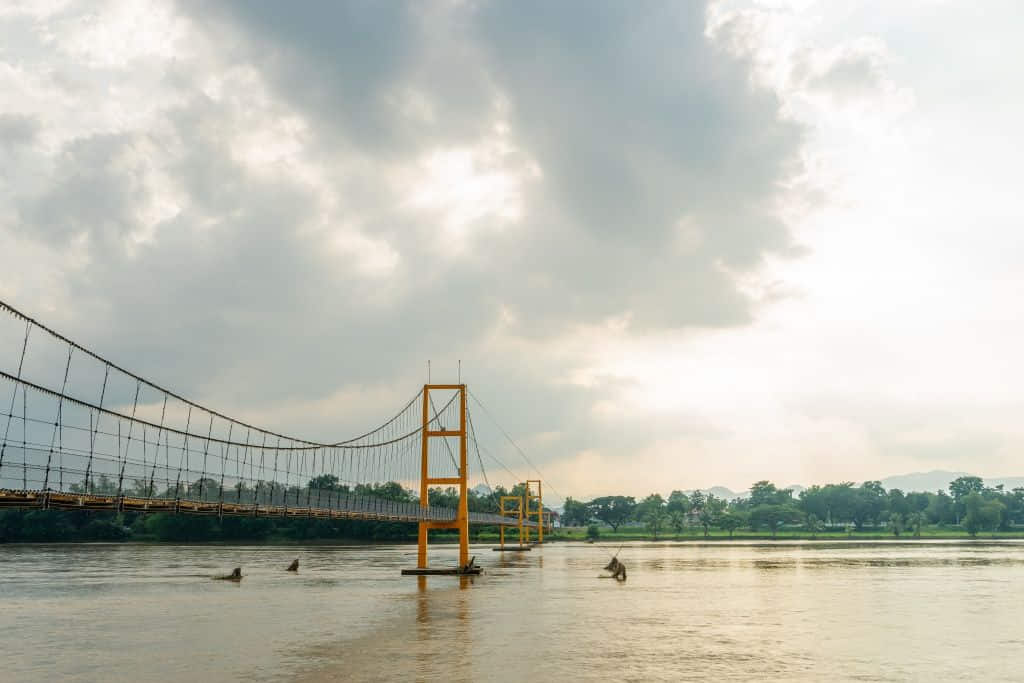 สะพานแขวนข้ามแม่น้ำปิงที่สะพานสมโภชกรุงรัตนโกสินทร์ 200 ปี จังหวัดตาก