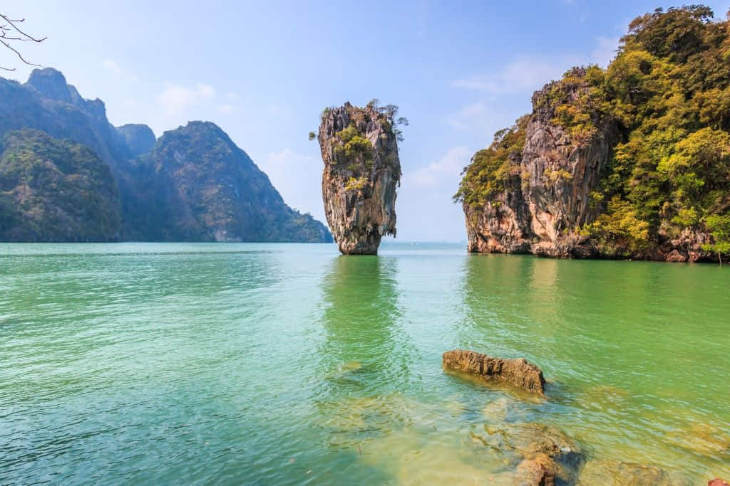 เขาตะปูและเขาหินปูนกลางน้ำในอุทยานแห่งชาติอ่าวพังงา