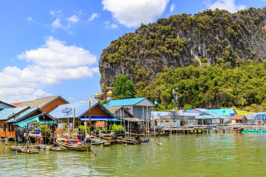 บ้านเรือนบนเสาไม้กลางน้ำที่เกาะปันหยี จังหวัดพังงา