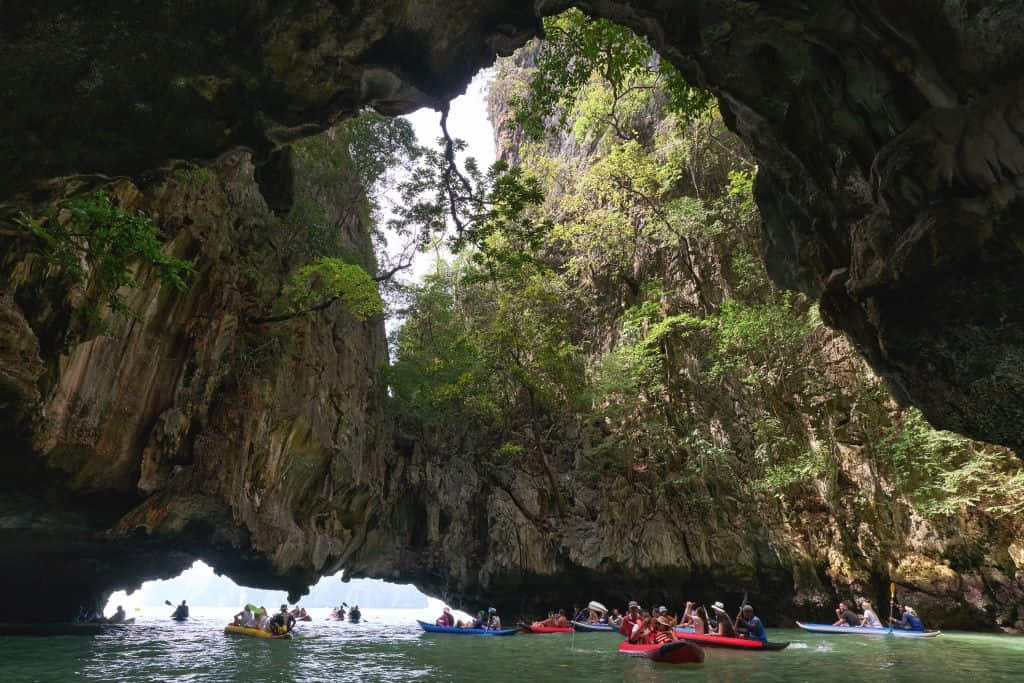 เรือแล่นลอดถ้ำหินปูนที่ถ้ำลอด อ่าวพังงา