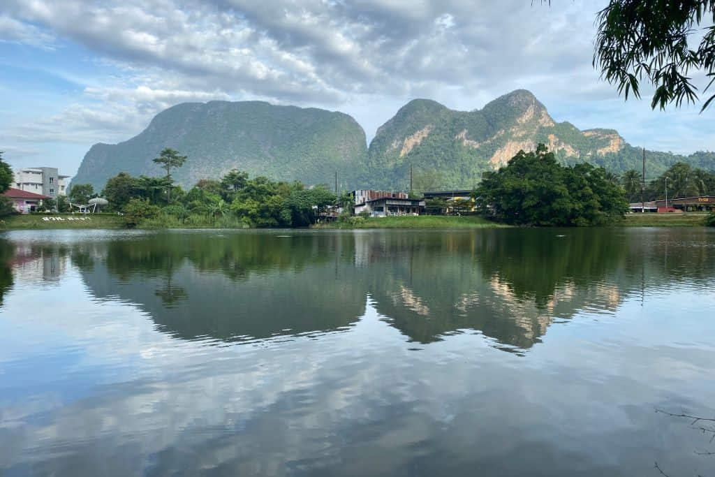 ภูเขาหินปูนรูปช้างหมอบที่เขาช้าง กลางเมืองพังงา